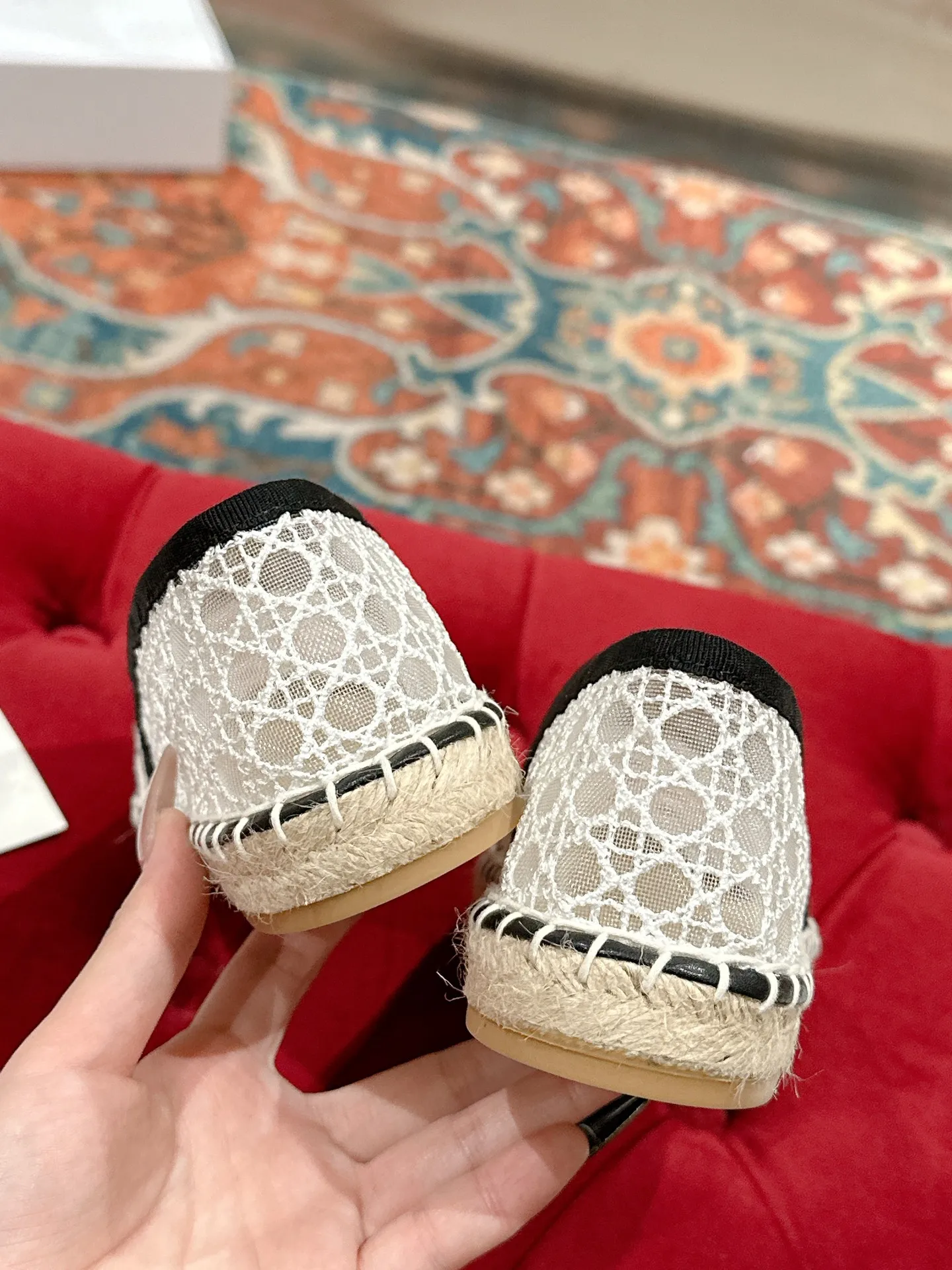 👟👟Ex-factory price 440👟👟 Dior DIOR's new popular early spring fisherman shoes 🆕 Simple, elegant and fashionable, timeless and timeless, it is a classic that will never fade away in the fashion circle, retro fisherman shoes. Original hand-woven surface, electric embroidery technology! Specific cloth surface and rubber outsole. Code number: 35-39 (40.41 customized, non-refundable)